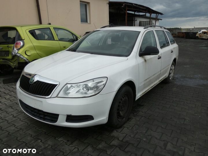 SKODA OCTAVIA II LIFT *SAMOCHÓD NA CZĘŚCI* LF9E/9P9P ( Candy White ) / MASKA, LAMPA, DRZWI, LUSTERKO, ZDERZAK, GRILL, BŁOTNIK, KLAPA, BELKA, DESKA, FOTELE, KANAPA, ĆWIARTKA KIEROWNICA, TARCZE,ZAWIESZENIE, KOMPLETNY PRZÓD, KOMPLETNY TYŁ, LICZNIK, ZEGARY, PRAWE LEWE PRZÓD TYŁ - 1