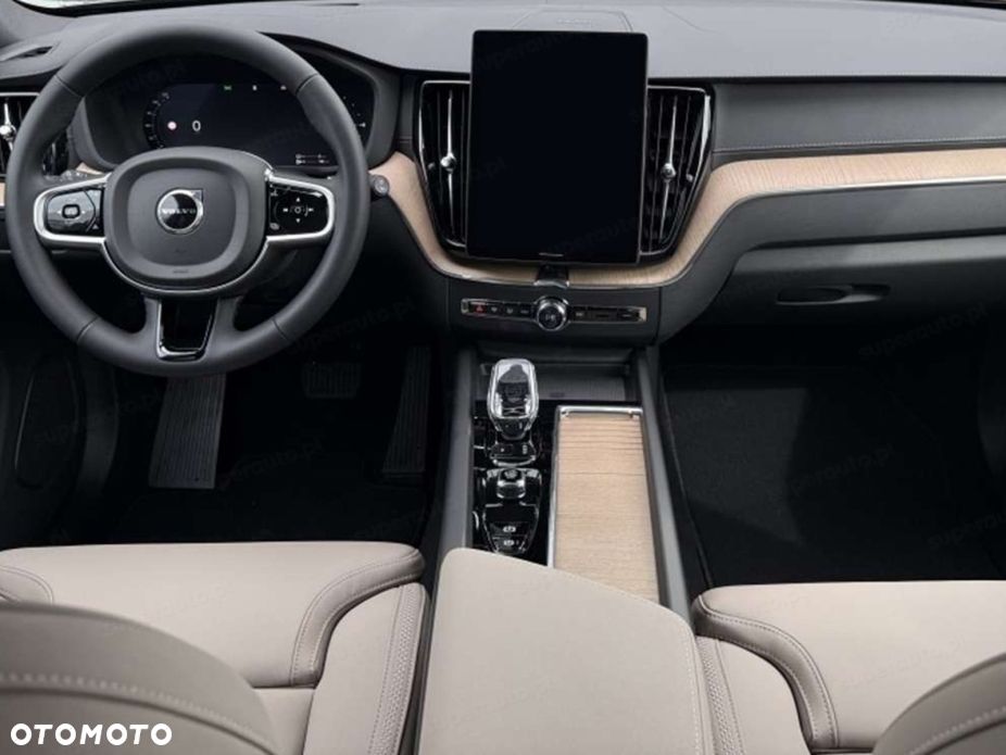 Volvo XC 60 B5 B AWD Plus Dark - 17