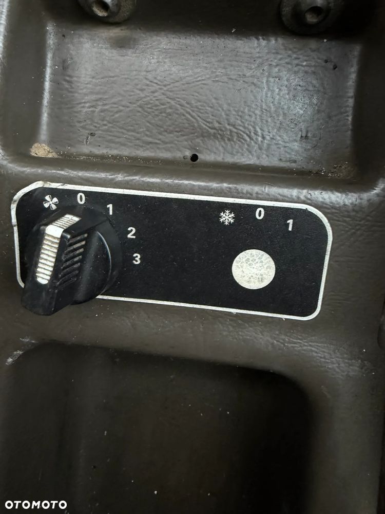 Manitou MLT523  Ładowarka teleskopowa 5m Wysięg 2,3 tony udzwig. Posuw wideł Hydrauliczny oraz rozsuwanie wideł hydr. Szybko-złącze hydrauliczne. 2x kamera PERKINS silnik TURBO  z Komuny Norweskiej! Jak Nowa 4287 mtg Zero luzów wycieków SERWISOWANA w  DEKRA.  Opony jak Nowe. Napęd 4x4 Hydrostatic REWERS - 30