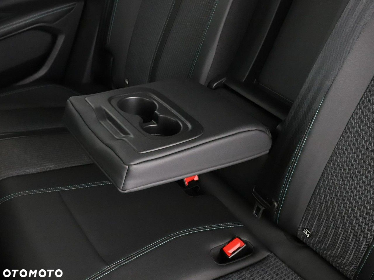 Peugeot 3008 1.6 PureTech Hybrid PHEV Allure S&S EAT8 - 39