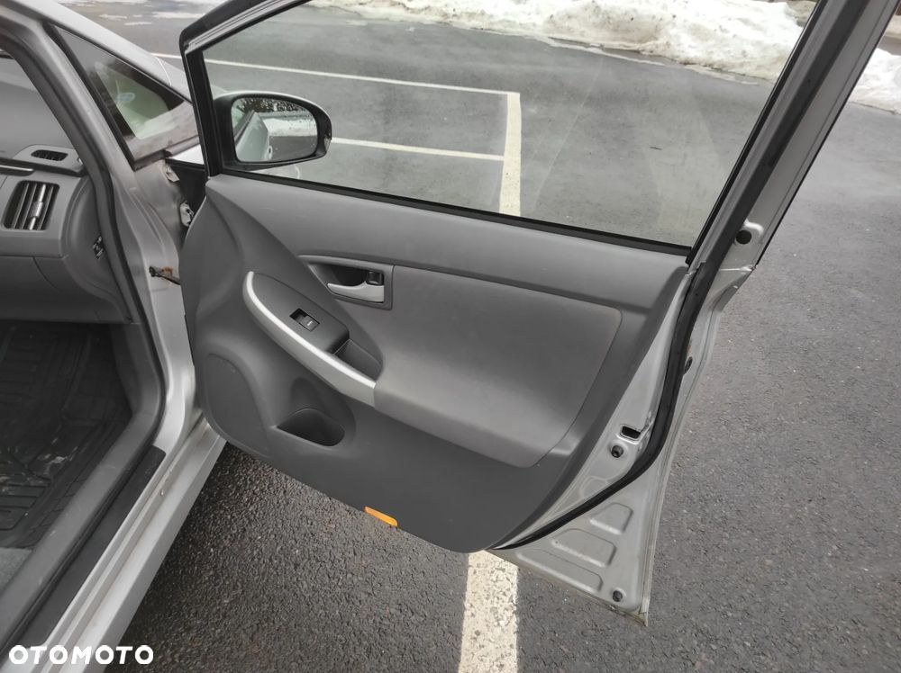 Toyota Prius (Hybrid) Life - 16