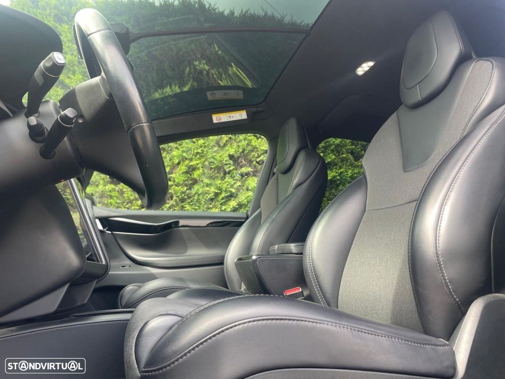 Tesla Model X - 7