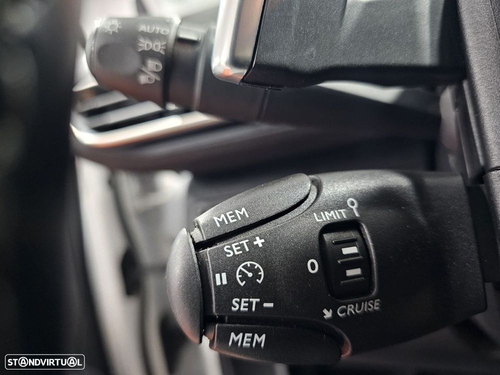 Peugeot 5008 1.2 PureTech Allure EAT8 - 17