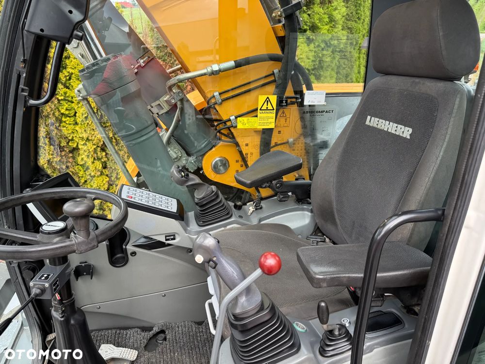 Liebherr 918 Compact  Rototilt + Szczypce - 18