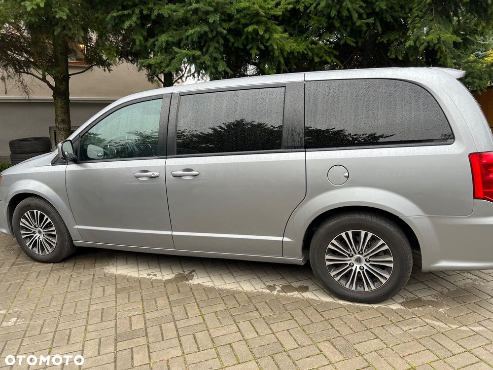 Dodge Grand Caravan - 2