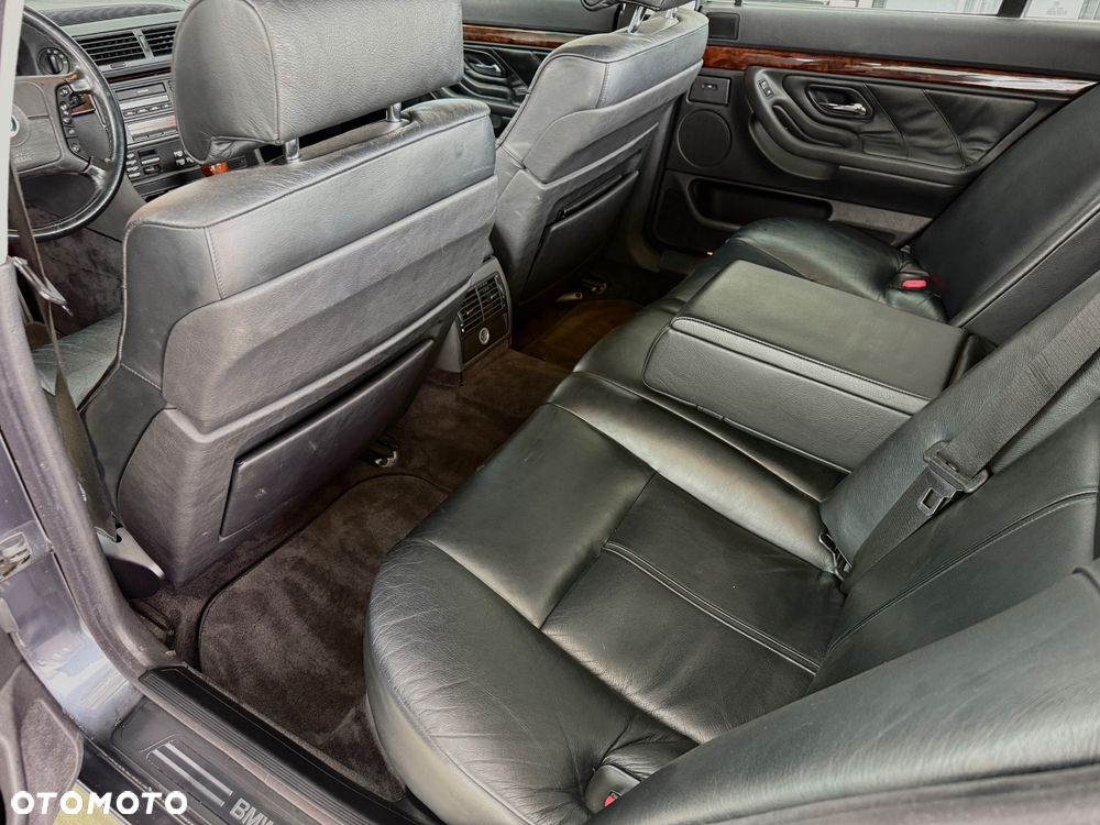 BMW Seria 7 740i V8 - 12