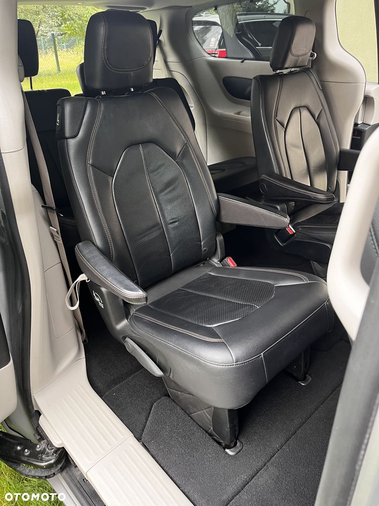 Chrysler Pacifica - 11