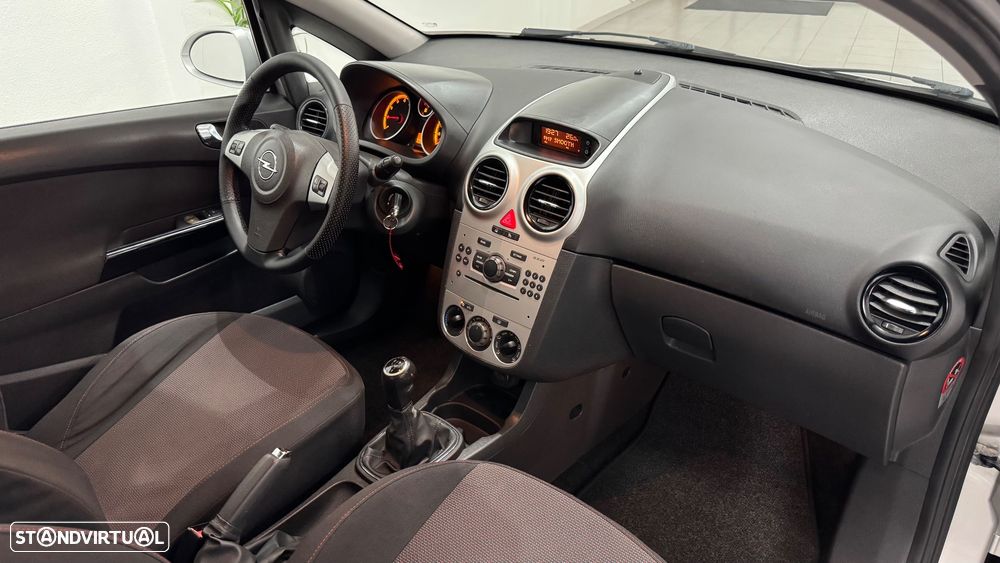 Opel Corsa 1.2 Black Edition - 28