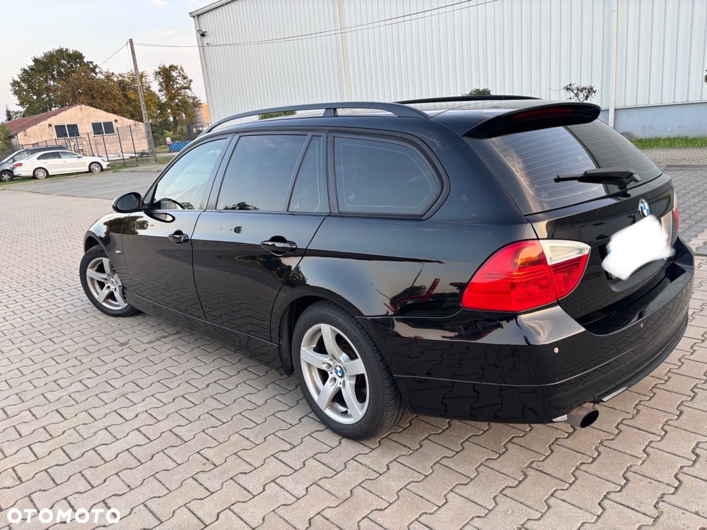 BMW Seria 3 318i Touring - 26