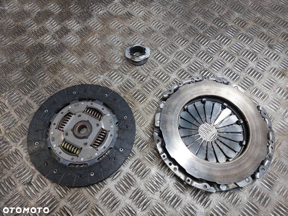 SPRZĘGŁO TARCZA + DOCISK + ŁOŻYSKO OPOROWE HYUNDAI I30 I 1.6 CRDI - 8