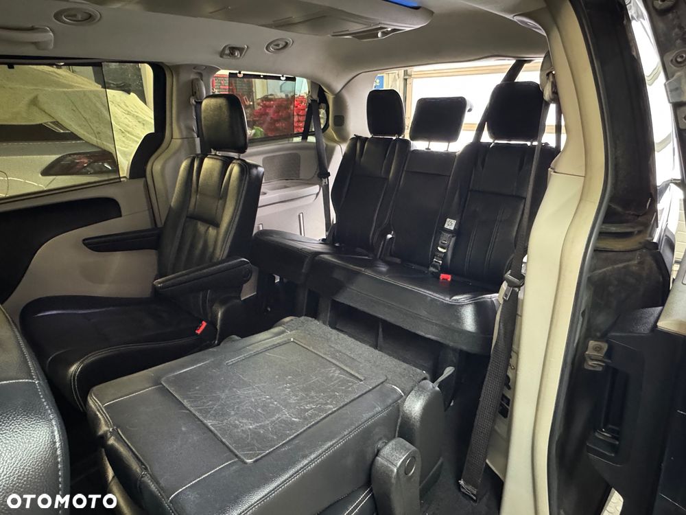 Chrysler Town & Country 3.6 Limited - 22