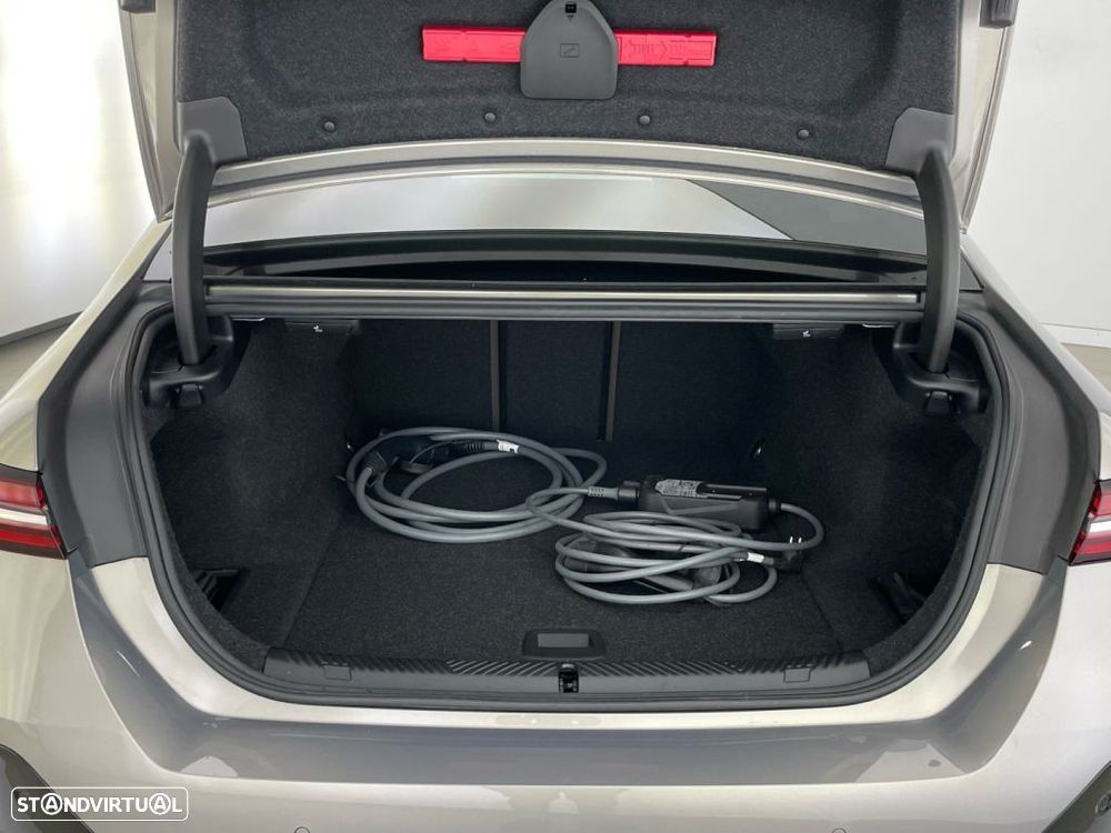 BMW i5 eDrive40 - 13