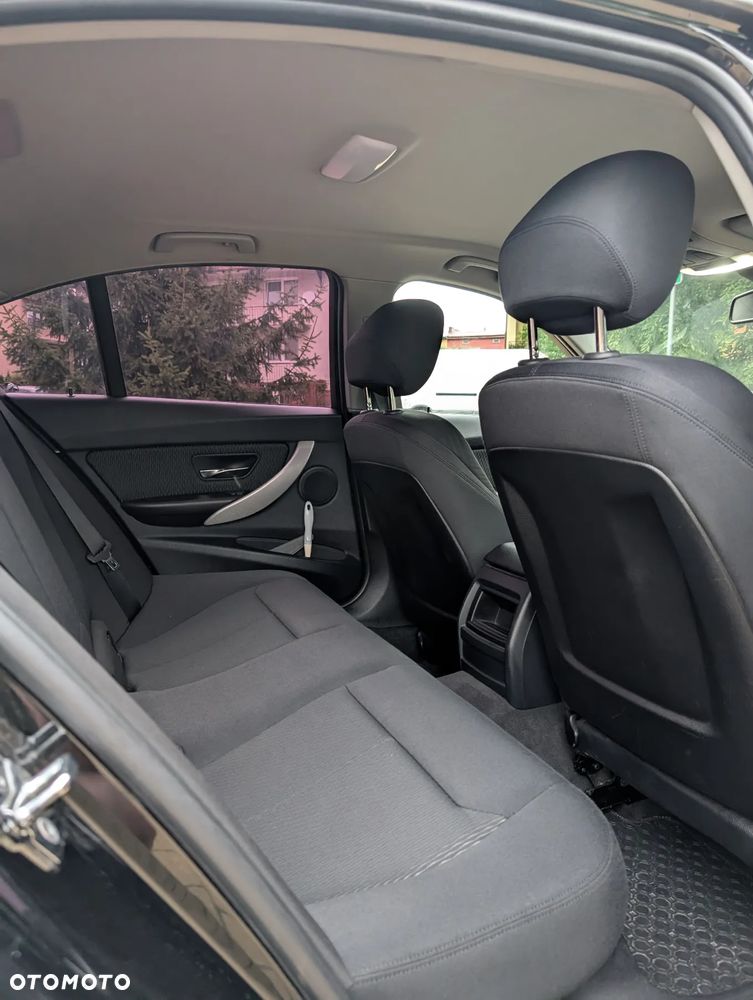 BMW Seria 3 320i - 14