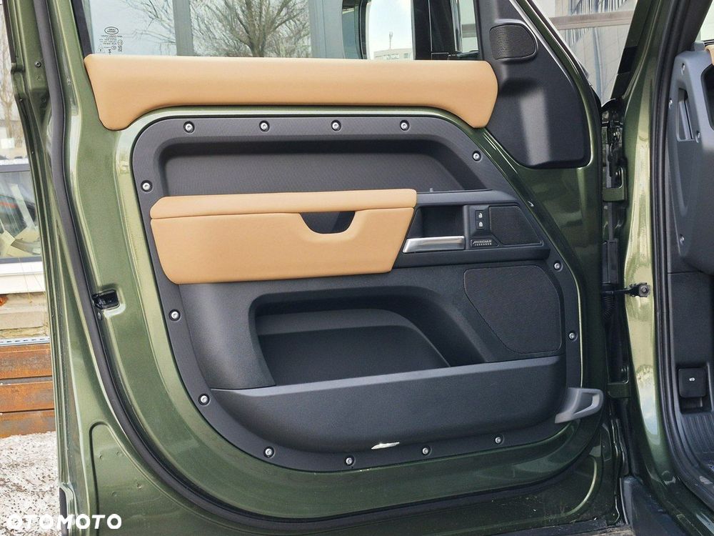 Land Rover Defender - 25