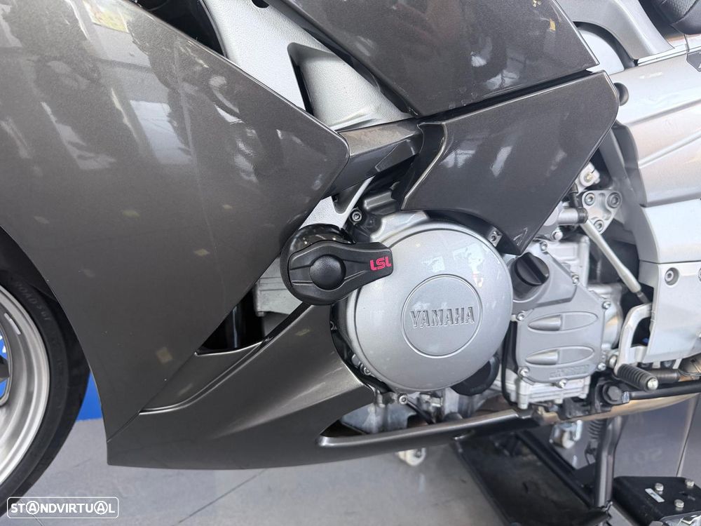 Yamaha FJR 1300 - 9