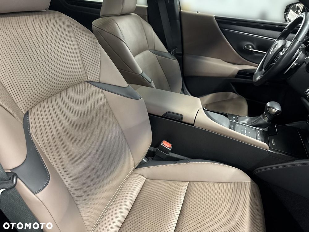 Lexus ES 300h Business Edition - 23