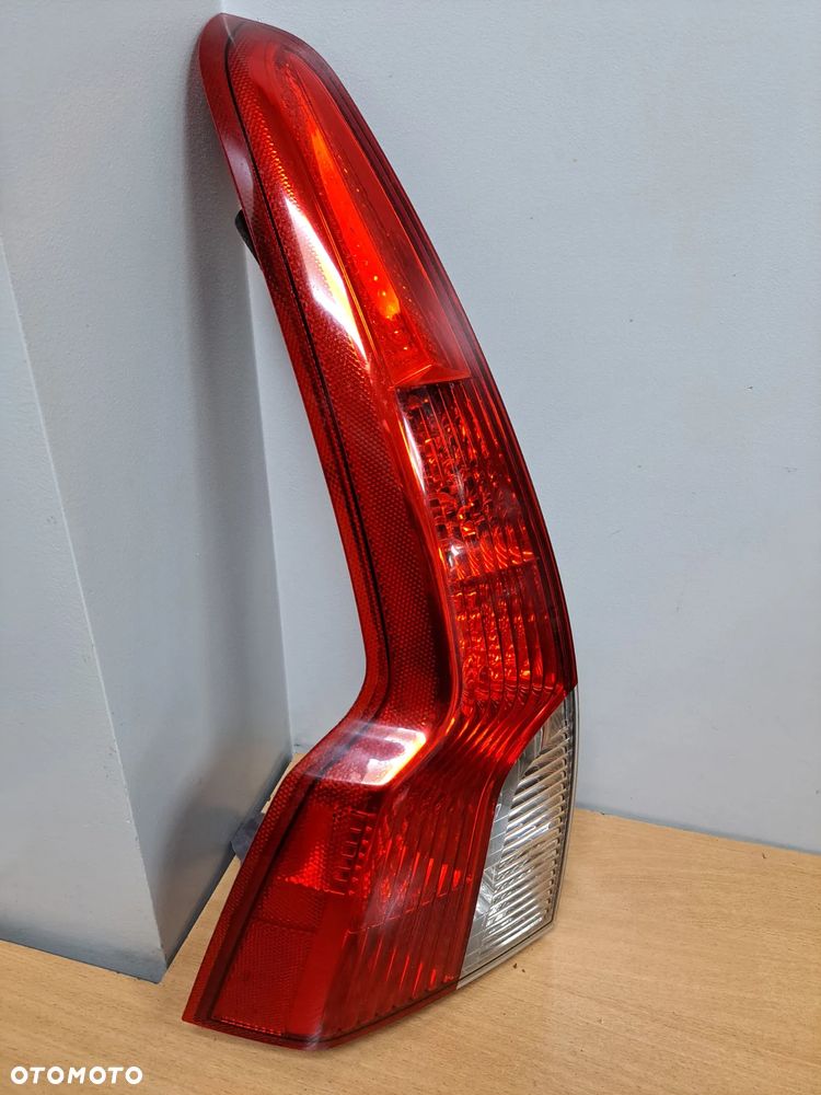 LAMPA LEWY TYŁ VOLVO V50 EUROPA LIFT 07-12R - 2