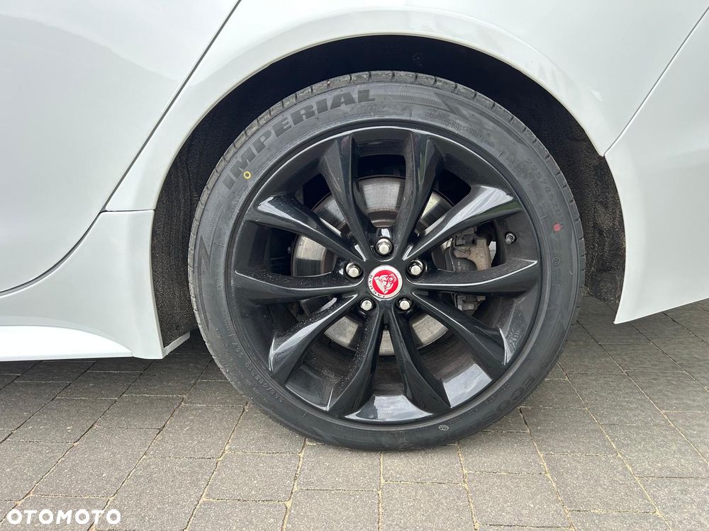 Jaguar XE 2.0 T R-Sport - 10