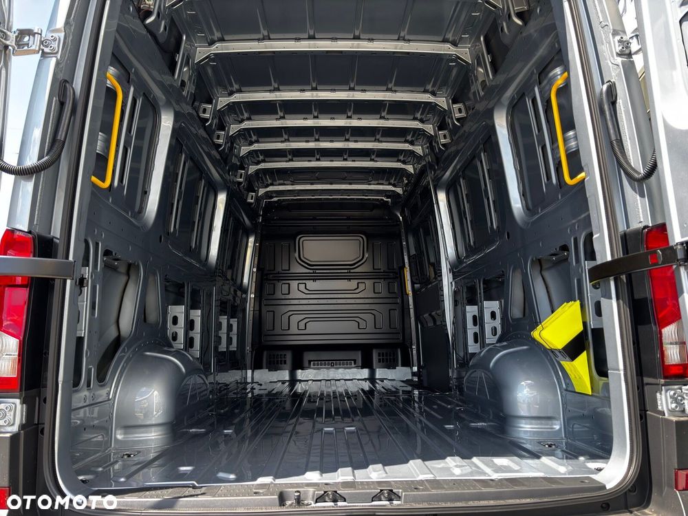 Volkswagen Crafter 35 2.0 TDI L4H3 4490 177KM AUTOMAT - 13