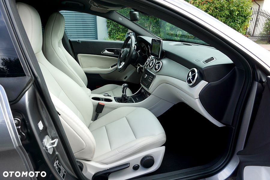 Mercedes-Benz CLA 180 Peak Edition - 31