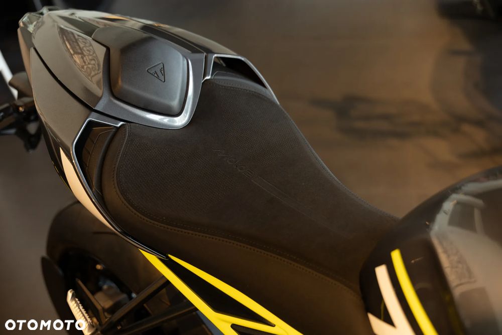 Triumph Street Triple - 8