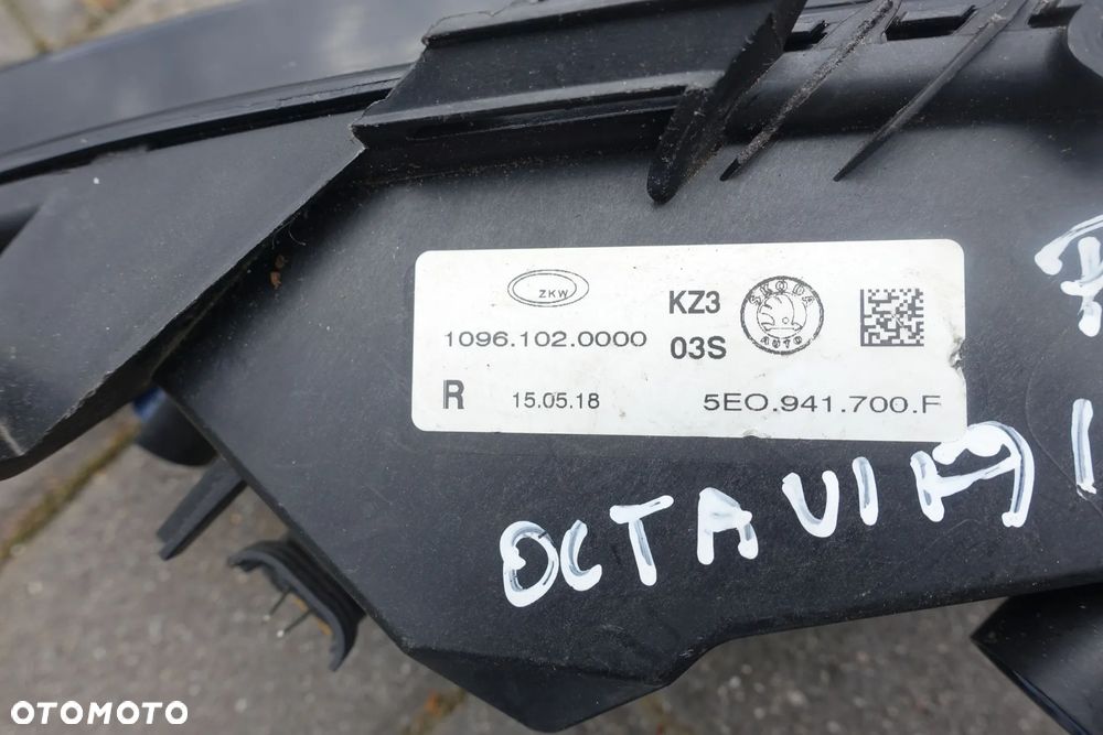 HALOGEN  PRAWY OCTAVIA III LIFT 5E0941699F - 4