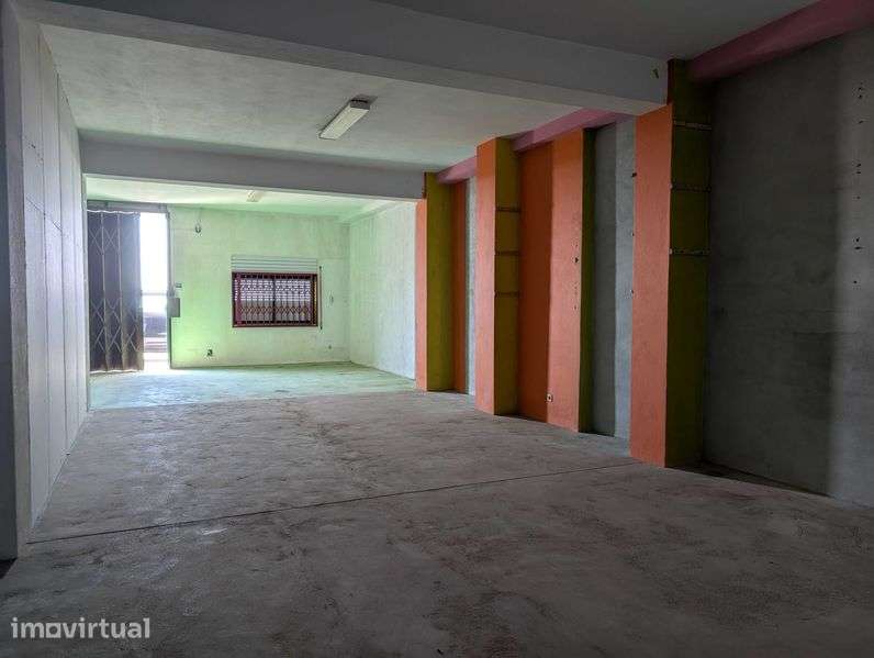 Garagem/Armazém com 121 m2, situado em Grijo. - Grande imagem: 2/8