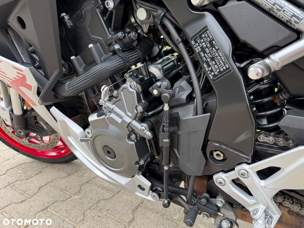 Suzuki GSX - 12