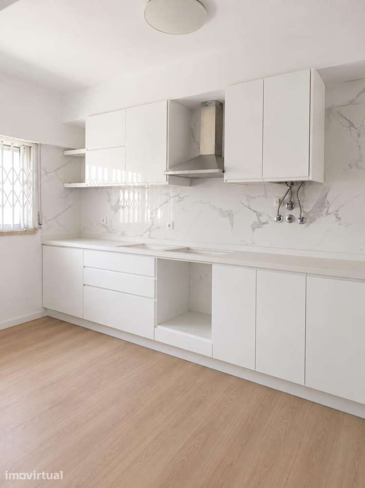 Apartamento T2 remodelado (r/c) com uma arrecadação generosa - Grande imagem: 2/24