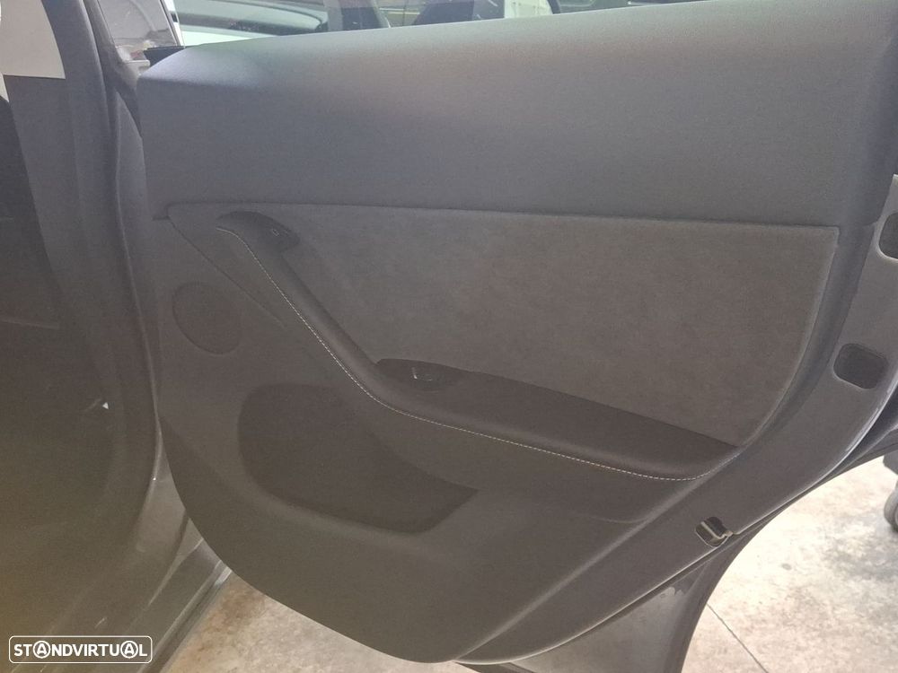 Tesla Model Y Long-Range RWD - 25