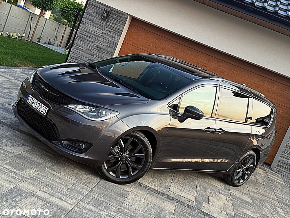 Chrysler Pacifica - 32