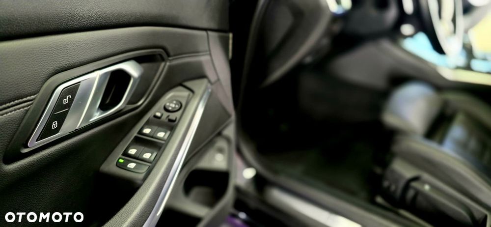 BMW Seria 3 330i Luxury Line - 16