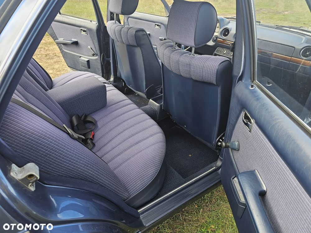 Mercedes-Benz W123 - 21