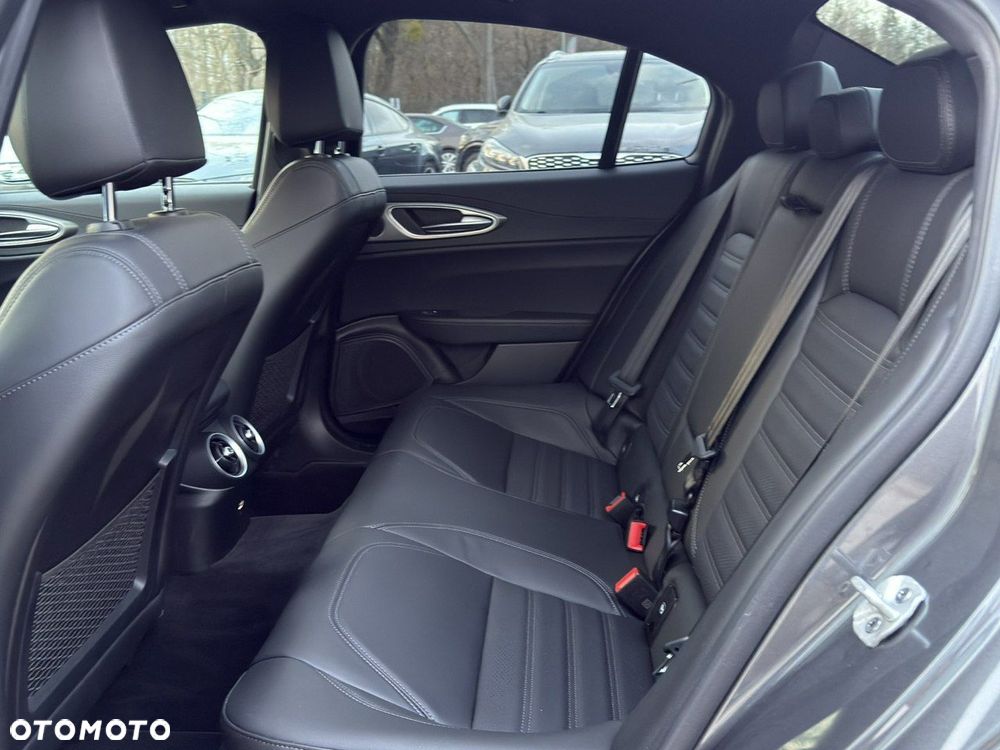 Alfa Romeo Giulia 2.0 Turbo 16V AT8-Q4 Veloce - 19