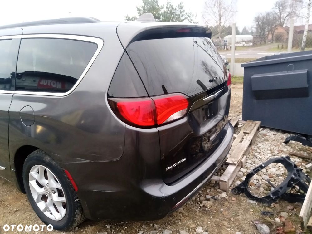 Chrysler Pacifica - 11