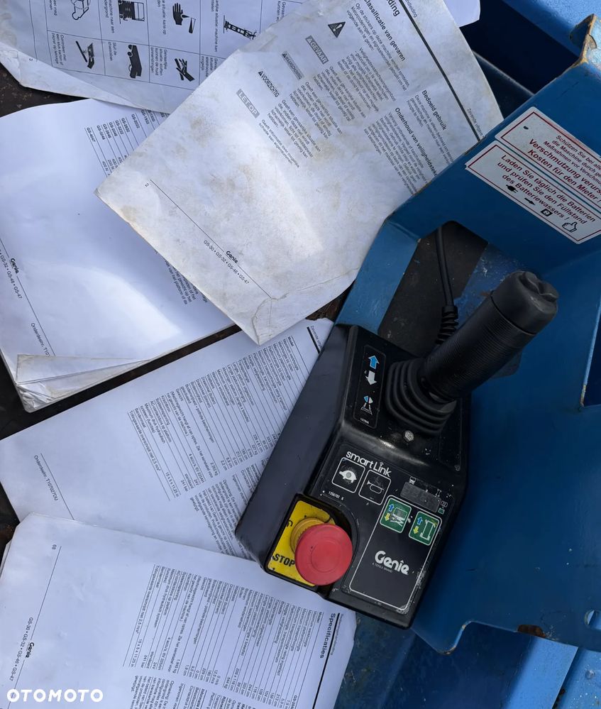 Genie GS-4047. Zwyżka Platforma Nożycowa 14 metrów wysokość robocza. Podnośnik przywieziony z Norwegii praktycznie zerowe zużycie. Pracował w urzędzie komunalnym 1 raz w roku okres świąteczny! Udzwig 380 kg. Rozsuwany Balkon. Sterowanie góra dół. Akumlatory w świetnej kondycji z 2024 roku. Wielka Okazja! - 33