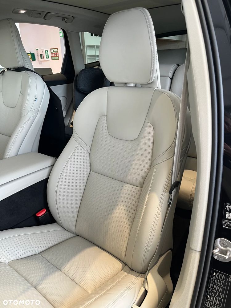 Volvo XC 60 T6 Plug-In Hybrid AWD Ultra Dark - 10