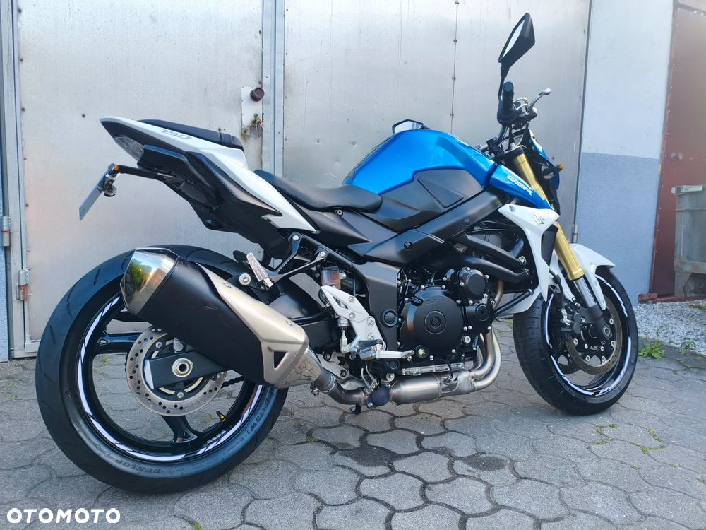 Suzuki GSR - 13