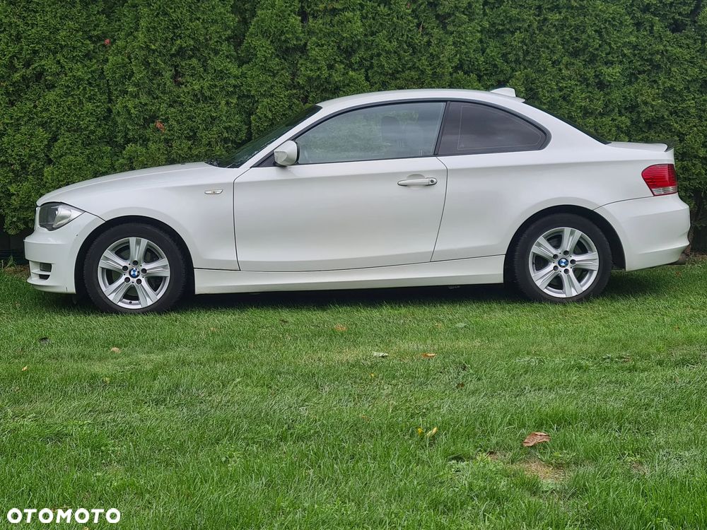 BMW 120I 2011 photo 2