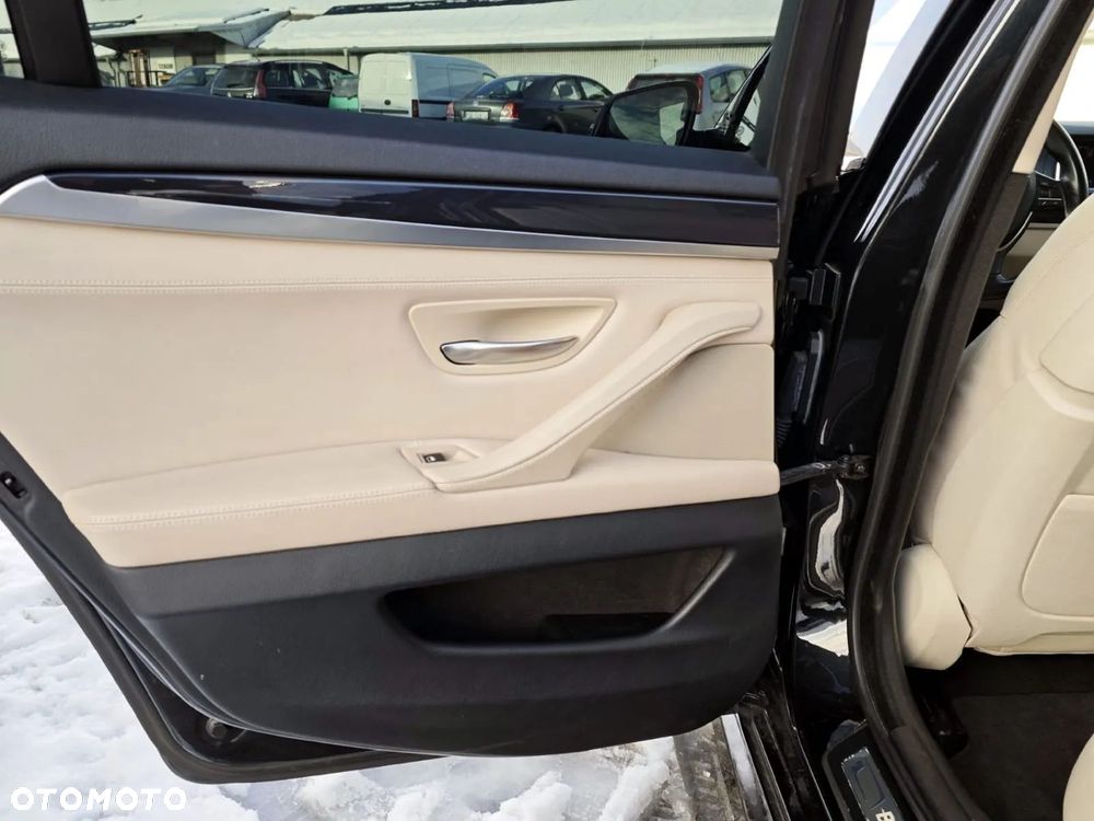 BMW Seria 5 525d Sport-Aut Luxury Line - 24