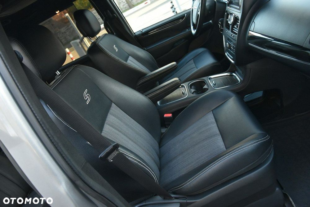 Chrysler Town & Country - 11