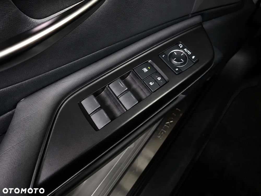 Lexus ES 300h Omotenashi - 23