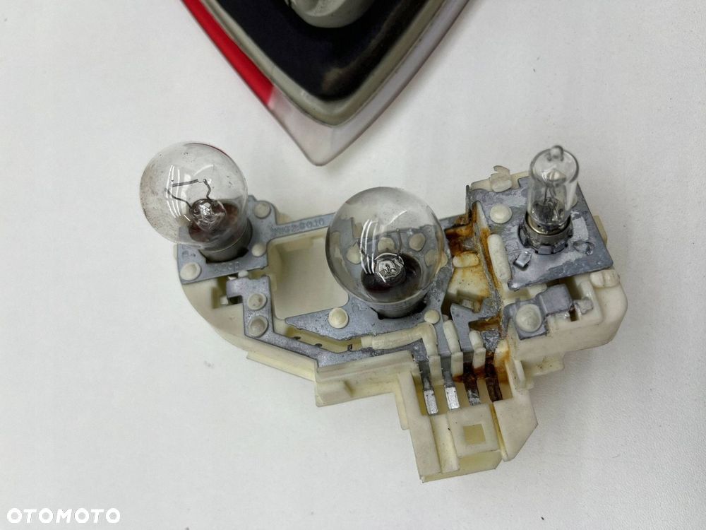BMW 3 E91 LAMPA PRAWA TYŁ W KLAPĘ 7160064 - 5