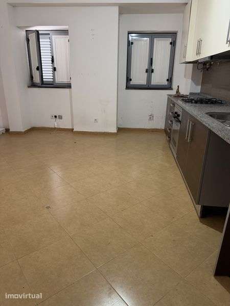 Arrenda-se apartamento T1 no barreiro ao pe do forum - Grande imagem: 2/9