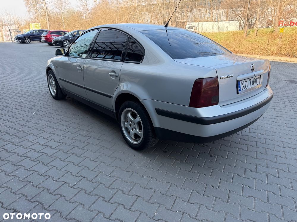 Volkswagen Passat 1.8 - 4