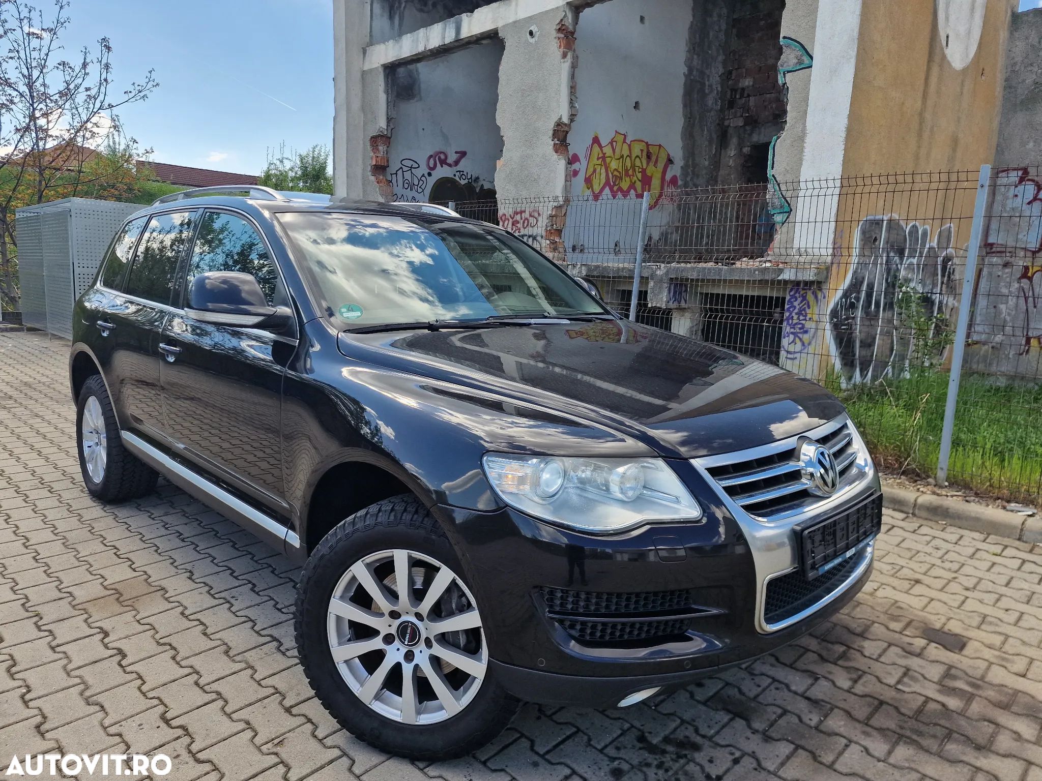 Volkswagen Touareg - 1
