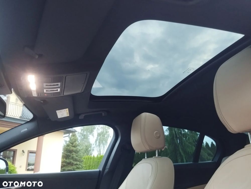 Jaguar XE 20t R-Sport - 30