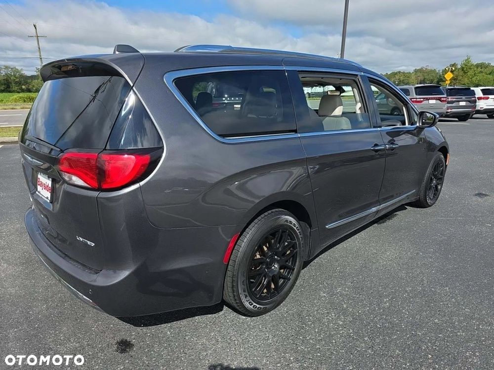 Chrysler Pacifica - 3