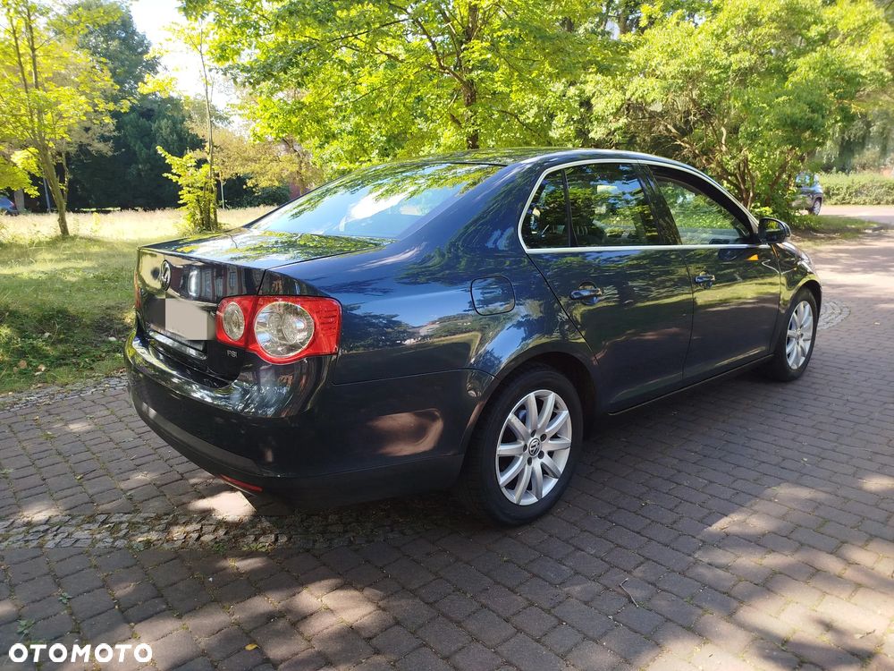 Volkswagen Jetta - 1