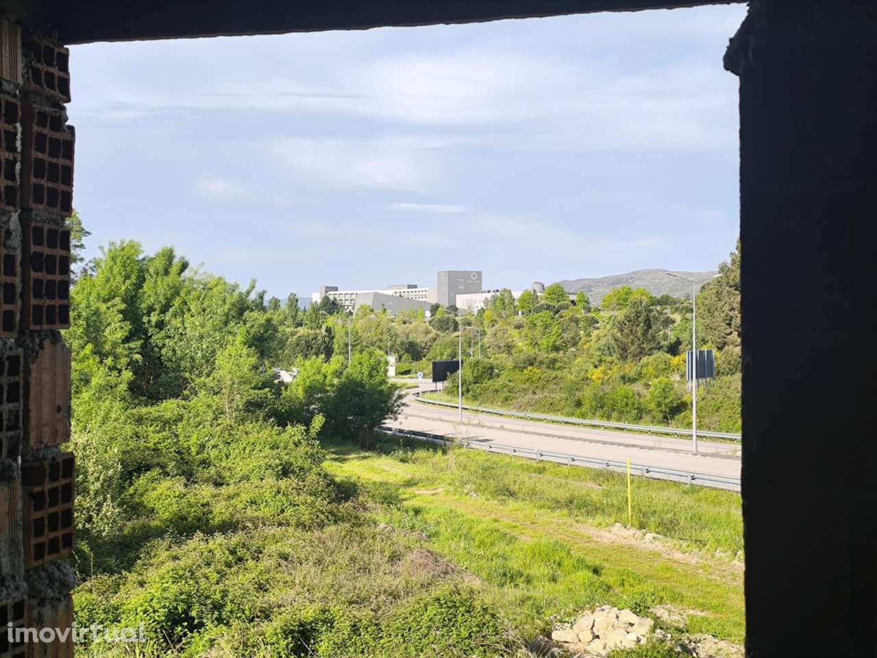Terreno com casa em construção. - Grande imagem: 2/12